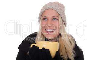 Junge blonde Frau trinkt eine Tasse Tee und schaut nach oben