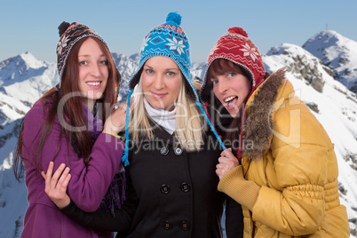 Gruppe von jungen Frauen in den Bergen im Winter