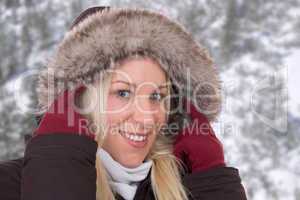 Junge Frau im Winter trägt Jacke mit Fellkragen gegen Kälte