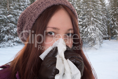 Junge Frau hat eine Erkältung oder Schnupfen