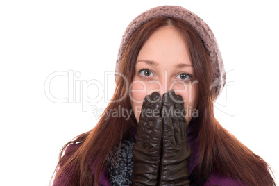 Junge Frau mit Mütze und Handschuhen friert im Winter