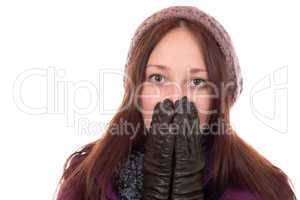 Junge Frau mit Mütze und Handschuhen friert im Winter