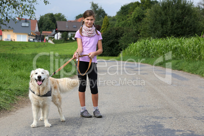 Kleines Mädchen und ihr Hund