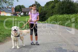 Kleines Mädchen und ihr Hund