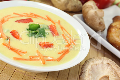 currysuppe mit huhn und frühlingszwiebeln