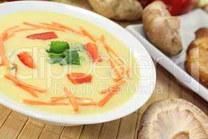 currysuppe mit huhn und frühlingszwiebeln