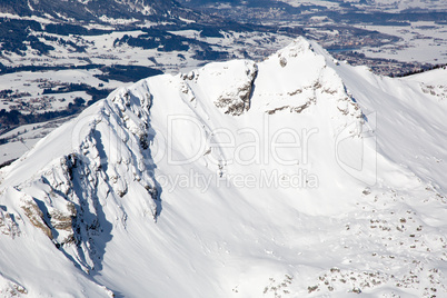 Berggipfel im Hochgebirge mit Schnee