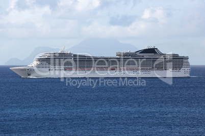 Kreuzfahrtschiff im Meer vor einer Insel