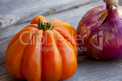 beefsteak tomato and red onion