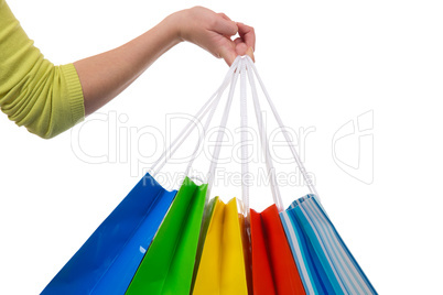 eine junge frau hält einkaufstaschen fürs shopping in der hand