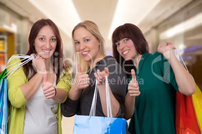 gruppe junger frauen beim einkaufen in shopping mall mit einkauf