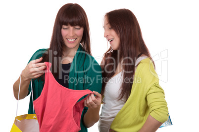 zwei junge frauen beim einkaufen von kleidung