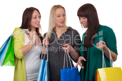 gruppe junger frauen mit einkaufstaschen schaut auf die einkäuf