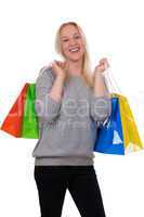 junge blondine beim shopping mit einkaufstaschen