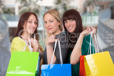 gruppe junger frauen hat spaß beim einkaufen in shopping mall