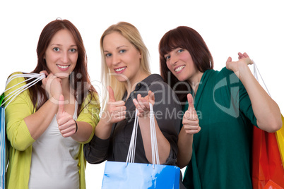 gruppe junger frauen beim einkaufen mit einkaufstaschen