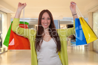 junge frau mit einkaufstaschen hat spaß beim einkaufen in shopp