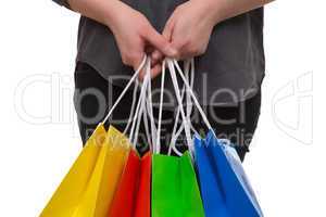 eine frau hält bunte einkaufstaschen fürs shopping in der hand