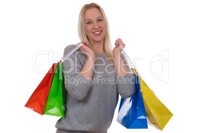 junge blonde frau beim shopping mit einkaufstaschen