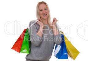 junge blonde frau beim shopping mit einkaufstaschen