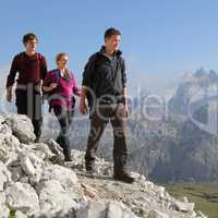 wanderung gruppe junger menschen in den bergen