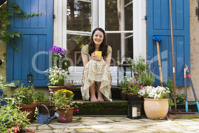 junge frau auf einer terrasse, young woman on a patio