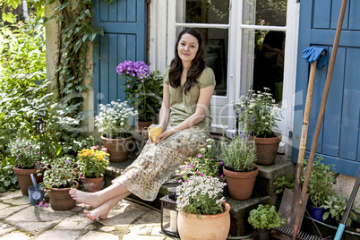 junge frau auf einer terrasse, young woman on a patio