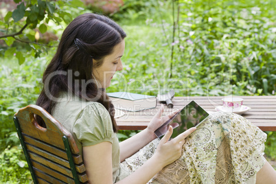 junge frau mit tablet pc im garten, young woman with tablet pc i