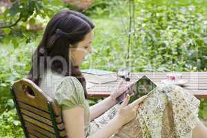 junge frau mit tablet pc im garten, young woman with tablet pc i