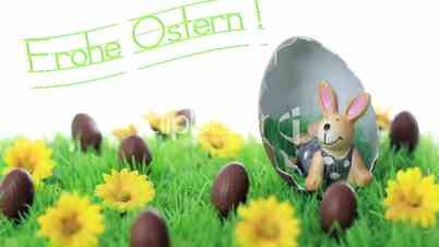 osterhase in einer eierschale im gras