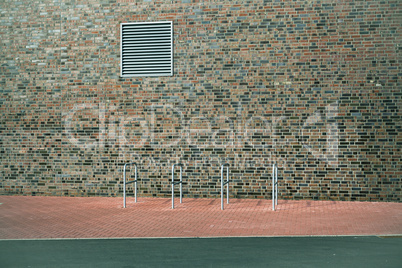 Fahrradständer auf einem Supermarktparkplatz