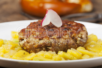 Bayerische Fleischpflanzerl mit Kartoffelsalat