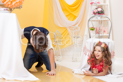 Image of brother and sister play hide-and-seek