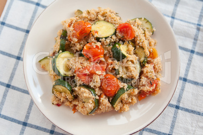 Zucchini Tomaten Couscous Salat