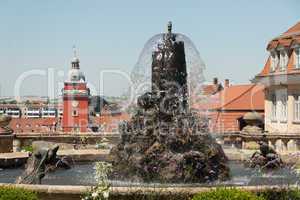 Springbrunnen und Rathaus