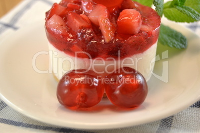 Small round cheesecake with strawberries