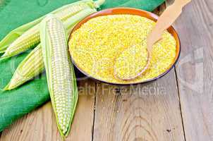 Corn grits with corncobs and napkin