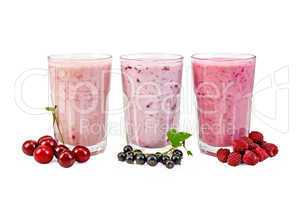 milkshakes with berries in glasses