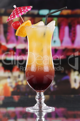 tequila sunrise cocktail in einer bar oder party
