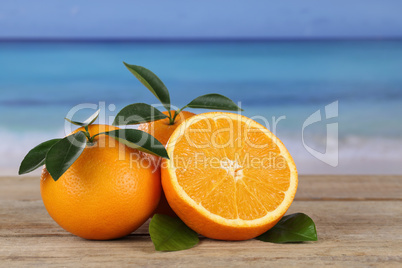 orangen früchte am strand im urlaub