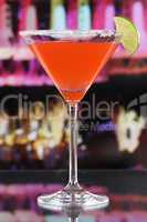 martini cocktail im glas in einer bar