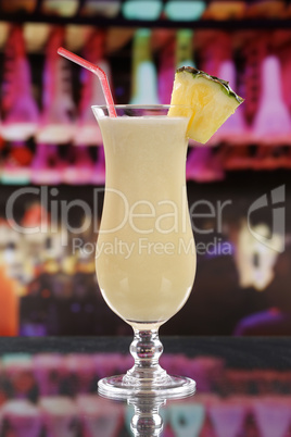 pina colada cocktail in einer bar oder party