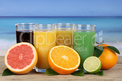 saft aus orangen und grapefruit am strand