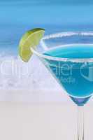 nahaufnahme blue curacao cocktail am strand