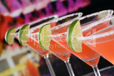 rote martini cocktails in gläsern in einer bar