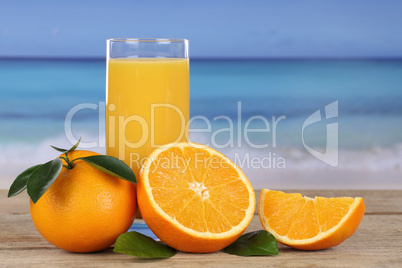 orangensaft und orangen am strand im urlaub