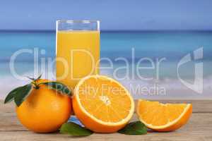orangensaft und orangen am strand im urlaub