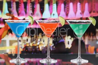 bunte cocktails in martini gläsern in einer bar
