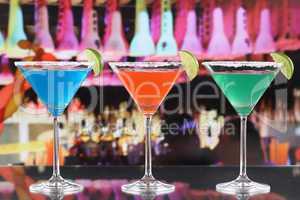 bunte cocktails in martini gläsern in einer bar