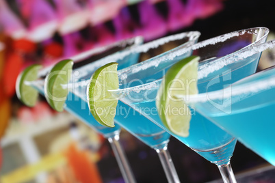 blue curacao cocktails in martini gläsern in einer bar